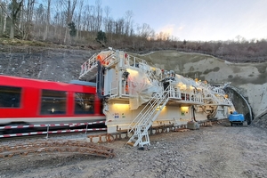  Train passing through the Tunnel Enlargement System on the Lahn Valley Railway, shortly before the start of excavation work on the Cramberg Tunnel 