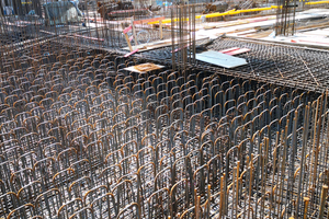  	Die zwischen 2,40 m und bis zu 3,50 m dicke Bodenplatte mit hoher Bewehrungsdichte aus wasserundurchlässigem Beton erhielt eine zusätzliche sichere Abdichtungsebene mit dem Frischbeton-verbundsystem SikaProof A und SikaProof P 