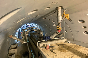  Der Perlkies wird durch Einbringöffnungen vom Tunnelinneren aus in den Ringspalt zwischen Gestein und Tunnelröhre eingeblasen 