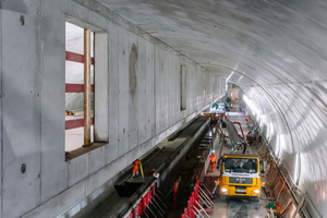  On the left in the picture: the smoke extraction shaft with openings through which air/smoke can be channelled out of the tunnel 