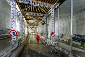  The formwork and work carriages were designed to allow construction site vehicles to pass underneath them 