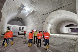  	Die Jungingenieure und Jungingenieurinnen bei der Besichtigung der Lüftungskaverne im Kramertunnel 