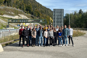  	Die Workshop-Teilnehmer vor dem Voreinschnitt des Auerbergtunnels im Hintergrund 