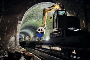  An 8-tonne excavator with a Kemroc KDS 30 diamond saw enters the Elleringhauser Tunnel on a platform trailer. Its task was to cut concrete cable ducts at the tunnel floor 
