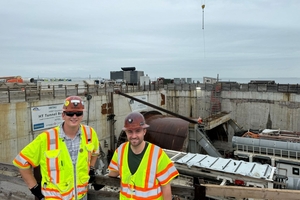  Lion Nitschke (links) und Fabian Rauch auf der North Island mit der TBM „Mary“ im Hintergrund 