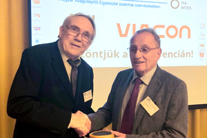  Prof. Dr.-Ing. Alfred Haack (links) wurde in Budapest von Dr. Pál György mit der „Pro Tunneling“-Ehrenmedaille für sein Lebenswerk ausgezeichnet 