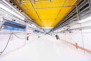  In der Beschleunigeranlage werden Teilchen für die physikalische Grundlagenforschung auf nahezu Lichtgeschwindigkeit beschleunigt  