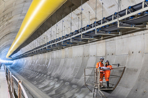  	Tunnelansicht während des Vortriebes, mit Tunnelband, Bewetterung und Laufsteg 