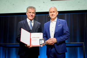  Der DBV-Vorsitzende Dr. Matthias Jacob (rechts) überreichte die Emil-Mörsch-Denkmünze an Prof. Konrad Bergmeister 