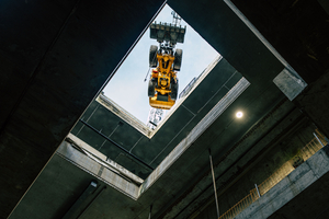  Der L120 Electric wird mit einem Kran durch eine schmale Öffnung bis in 26 m Tiefe abgesenkt 