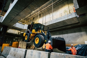  Ankunft des Radladers am Boden der Baustelle Station Marienhof 