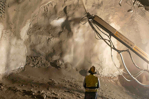  Securing the rock face by applying wet sprayed concrete. The set accelerator is added directly at the spray nozzle 