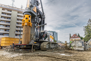  The Liebherr LB 55 large-diameter rotary drilling rig is used to produce large-scale bored piles as part of the extension of Munich‘s U5 subway line 