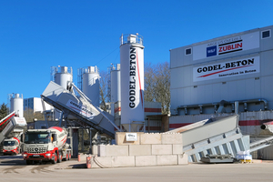  With a total of four Euromix plants at two locations, Godel-Beton is ensuring the supply of concrete for the construction of underground line 5 in Hamburg: in the foreground, an Euromix 3300 with a high silo for aggregate storage; in the background, an Euromix 1600 with a feeding hopper 