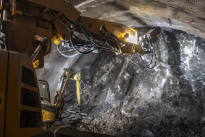  Seit Ende Oktober 2025 werden rund 500 m Tunnelstrecke konventionell im Sprengvortrieb (Teilausbruch, nur Kalotte) aufgefahren 