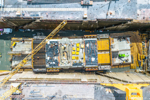  6	Completion of the first two tunnel elements in the dry dock in Bremerhaven. The curvature of the route is clearly visible here 