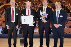  The major U5 project in Hamburg was awarded the STUVA Prize by STUVA Managing Director Prof. Dr.-Ing. Roland Leucker (left) and STUVA Chairman of the Board Univ.-Prof. Dr.-Ing. Martin Ziegler (right). Jens-Günter Lang (Hochbahn) and Klaus Uphoff (U5 Projekt GmbH) accepted the award on behalf of all employees 