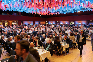  The traditional festive evening on the first day exceeded all expectations. Over 2000 participants celebrated together until late into the night 