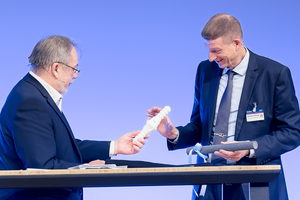  11	After 22 years, Prof. Dr.-Ing. Martin Ziegler (left) handed over the symbolic “scepter” (the segment dowel) as Chairman of the Board of STUVA. Newly elected Chairman is Dipl.-Ing. Tim Dahlmann-Resing, Vice President of VDV and Managing Director for Technology at VAG Nuremberg 