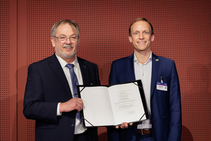  5	Dr. Gabriel Lehmann, winner of the “Young Forum” presen­tation competition, receives a trip to the Snowy Hydro project in Australia along with his certificate 
