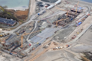  Many of the Liebherr cranes used are mounted on rails. This design allows them to be easily moved along the huge production and assembly areas 