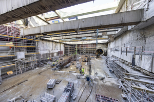  Mit der Station Güterplatz entsteht die tiefste U-Bahn-Station Frankfurts. Die Baugrube ist rund 180 m lang, bis zu 30 m breit und etwa 24 m tief 