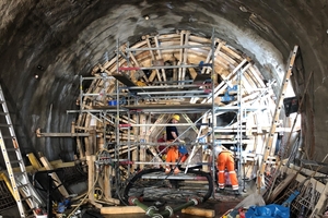  Herstellung der Tunnelinnenschale an der Wand des bestehenden Tunnels unter dem Platz der Republik 