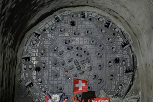  Die Tunnelbauer von Implenia und Frutiger feierten am 29. April 2026 den Durchbruch der Herrenknecht-Tunnelbohrmaschine in der zweiten Röhre des Gotthard-Straßentunnels 