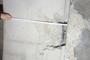 5	Exposed area of spalling and exposed swellable profile at the interface between the old and new concrete 