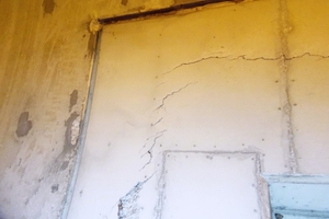  3	Cracks and spalling at the junction between the original structure and the newly concreted area 