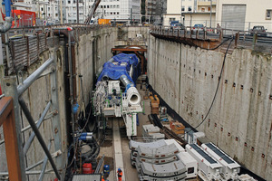  Im Startschacht werden die 6,6 t schweren Tübbinge auf den Tunnelzug geladen, der diese just in time direkt zur Einbaustelle transportiert 