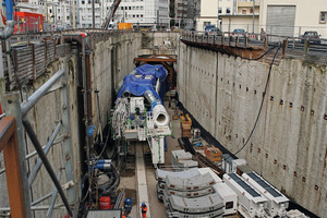  In the starting shaft the 6.6 t heavy segments are loaded on to the tunnel train, which then carries them straight to the point of installation 