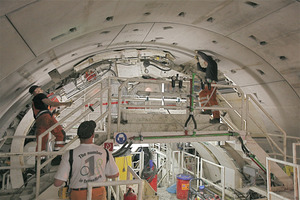  Segment assembly in the tunnel roof: the 7+1 elements provide a 46.2 t heavy ring 