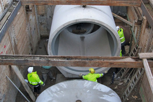  A 4 km long, extensive sewer network consisting of high-grade reinforced concrete pipes had to be laid directly alongside the new Metro route, often along the house fronts 
