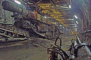  Suspended heading platform, jaw crusher and towing conveyor in the area of the bench/invert breakout 