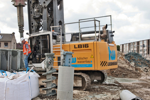  Der Liebherr LB 16 von Hölscher Wasserbau bei der Herstellung der Brunnenbohrung 