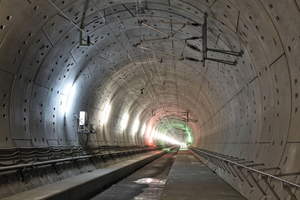  The high-speed overhead line Re 330 was anchored to the segments with bolts for the first time in Germany 