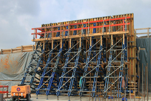  The up to 9 m high single-faced trough walls at the Hahnenkamp Tunnel consist of rentable system components from FF20 beam formwork and Doka supporting frames. 