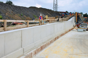  Insgesamt sind auf der Baustelle rund 50.000 m³ Beton einzubauen. Die Betonflächen kommen an den Trogwänden genau so gut wie in den Tunnelabschnitten heraus. 