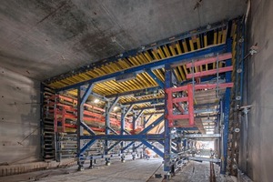  The basic structure for the tunnel formwork largely consists of the modular beam scaffolding system SL-1 rounded off by preassembled wall and floor formwork from the Doka Fertigservice. 