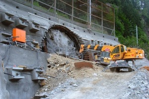  Der gesicherte Portalbereich unmittelbar unter einer Schmalspurbahnlinie für den 5,6 km langen Hauptzugangstunnel, der mit einer TBM von 9,45 m Durchmesser aufgefahren wird 