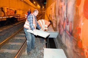  Die einzelnen Elemente wurden lediglich lose auf den Betontrögen aufgelegt. Die werkseitige Ausstattung mit 2 schmalen Streifen, die jeweils auf der Unterseite an den beiden Längsseiten befestigt sind, dient der Lagesicherung und verhindert, dass sich die Platten seitlich verschieben 