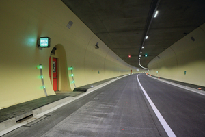  Die neue LED-basierte Beleuchtungslösung im Pfändertunnel trägt wesentlich zur Tunnelsicherheit bei. Das LED-Lichtkonzept umfasst neben der Beleuchtung auch die aktive Leitführung und die Fluchtwegmarkierung 