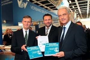  Presentation of new title of the Blue Series to the Federal Minister of Transport (right to left): Federal Minister of Transport, Dr. Peter Ramsauer, VDV VicePresident Prof. Knut Ringat, VDV President Jürgen Fenske 