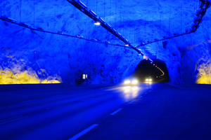  Mehr als 1800 Straßen- und Eisenbahntunnel durchziehen Norwegen auf einer Länge von mehr als 1000 km. Der Lærdal Tunnel (Foto) ist mit 24,5 km der längste Straßentunnel der Welt. Er verfügt über variierende Beleuchtung und eine kurvige Streckenführung zum Schutz vor Ermüdung 