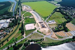  Die Baustelle aus der Luft: Unten der Senftenberger See, darüber der Tunnel für die B 96 (hier noch umgeleitet). Weiter oben das Kanalbett mit Wasser und der Tunnel für den Fluss. Rechts vom Tunnel das neue Flussbett. Ganz oben links der Geierswalder See. 