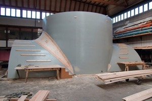  The top formwork for the transverse smoke-extraction gallery. The 6.70 m diameter shaft ring is mounted directly on this formwork. Also easily visible is the rounded transition from the vault to the shaft ring. The support structure was first constructed using ribbing, and was then lined with wooden shuttering, smoothed and painted.  