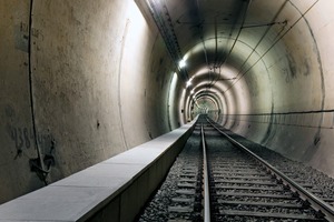  The Essen Underground system’s cable troughs are devised in such a way that they can also be used as an escapeway in the event of fire so that the system can be evacuated speedily 