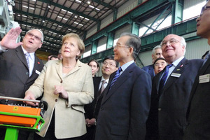  (Vordere Reihe v.l.n.r.) Bernd Leuthner (Managing Director Herrenknecht (Guangzhou) Tunnelling Equipment Co., Ltd.), Dr. Angela Merkel (Bundeskanzlerin der Bundesrepublik Deutschland), Wen Jiabao (Ministerpräsident der Volksrepublik China) und Dr.-Ing. E.h. Martin Herrenknecht (Vorstandsvorsitzender Herrenknecht AG) während der Vorstellung der Tunnelbohrmaschine für die Metro Dongguan  