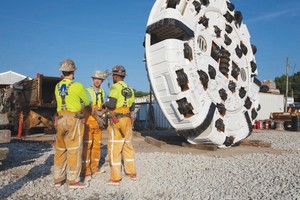  Der Bohrkopf  für die Robbins-TBM (Durchmesser 6,2 m), die im September die Vortriebsarbeiten für die DigIndy-Tunnel aufgenommen hat. Mit Beendigung dieser Aufgabe wird der TBM-Veteran mehr als 51 km Tunnel geschaffen haben 